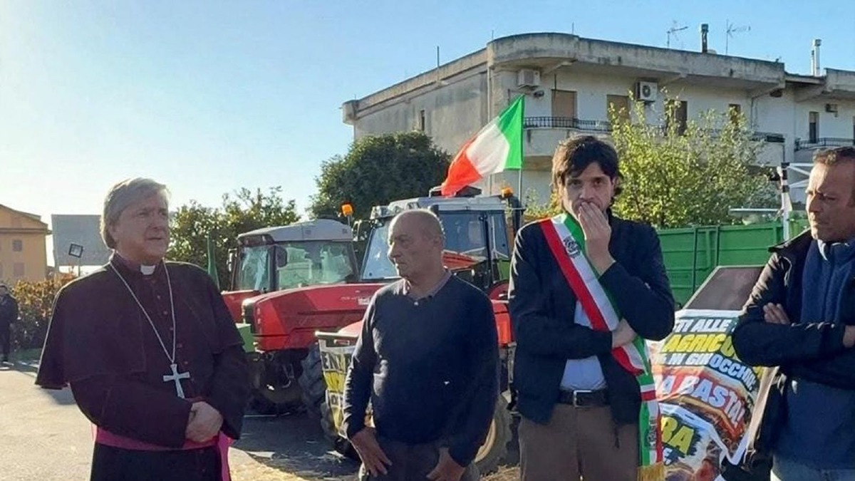 Il vice presidente della Cei al fianco degli agricoltori calabresi: «Dove sono i diritti di queste persone?» - Ufficio Comunicazioni Sociali Diocesi di Cassano All'Ionio