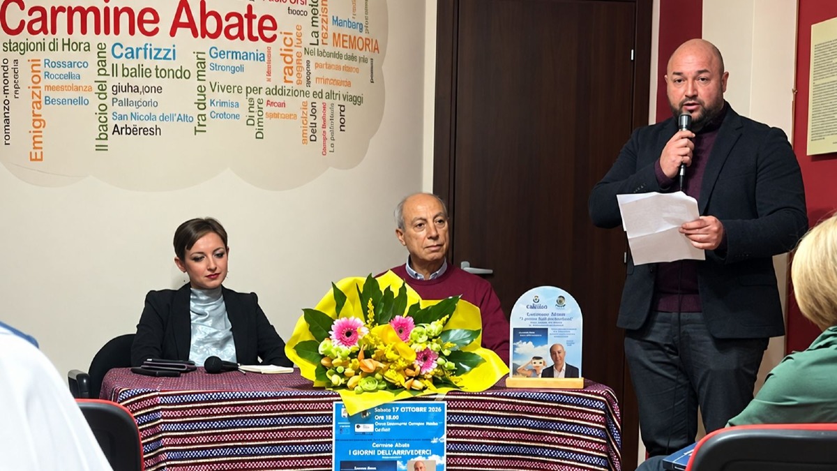 Carfizzi, pubblico numeroso per la presentazione del libro di Carmine Abate - Foto Uff. Stampa Comune di Carfizzi 