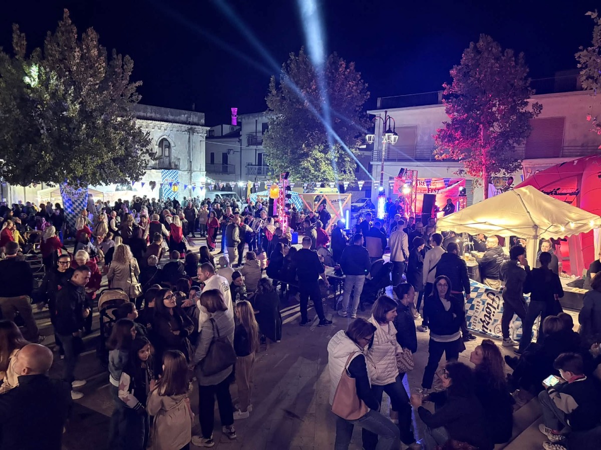 TrebiBeerFest, buona la prima a Trebisacce: piazza Matteotti piena di pubblico - foto uff. stampa Trebifest