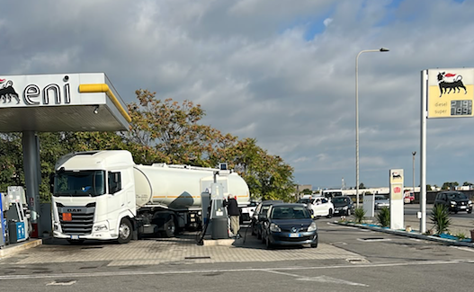 Protesta a Crotone, passa il mezzo del carburante - Foto: Autobotte del carburante