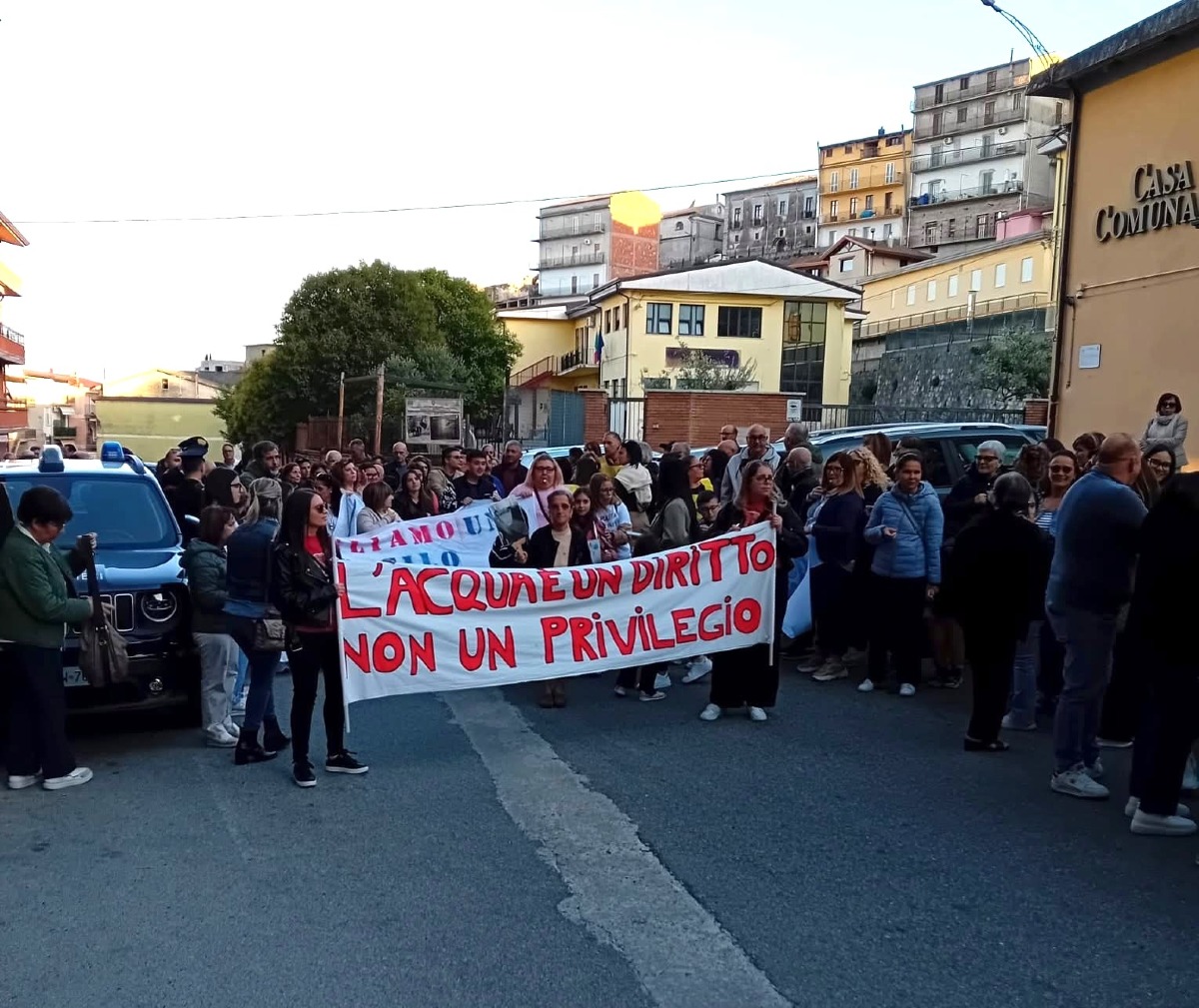  Petilia Policastro scende in piazza per l’acqua potabile: «Un diritto, non un privilegio» - Foto: Un momento della manifestazione