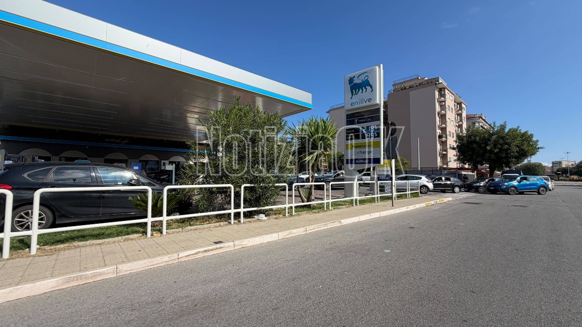 Crotone, tornano i rifornimenti di benzina: clacson e file ai distributori, riparte la corsa al pieno - Foto: Redazione 
