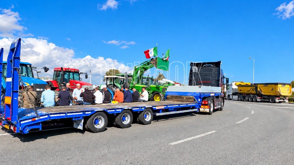 Crotone - Il presidio a Passovecchio prosegue fino a martedì sera: «Aspettiamo risposte da Salvini» - Foto: Redazione 