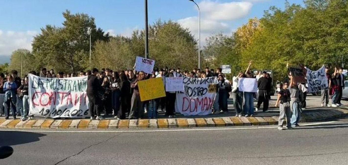 Oltre 300 studenti del Valentini-Majorana in corteo, il Comune: "Siamo al loro fianco" - Foto: Uff. Stampa Comune di Castrolibero