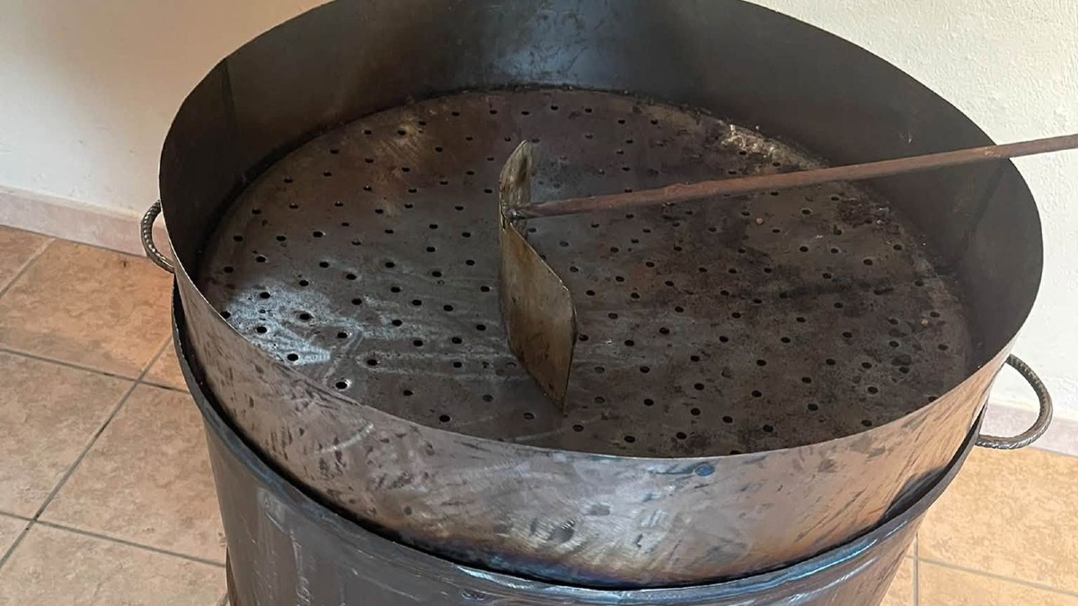 Zagarise, un calderone artigianale in dono al Centro Anziani per la Festa d’Autunno - Foto uff stampa comune di Zagarise 