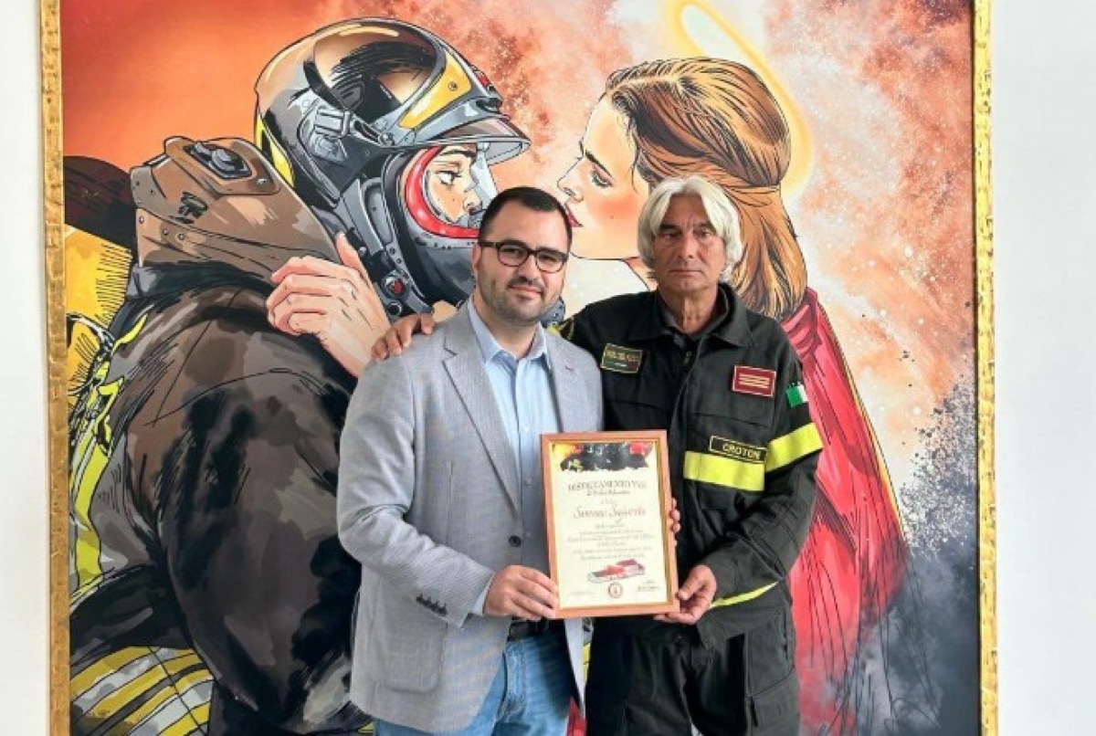 Petilia Policastro, il capo distaccamento dei Vigili del Fuoco Nicola Costanzo va in pensione - Foto: Uff. Stampa Comune di Petilia Policastro