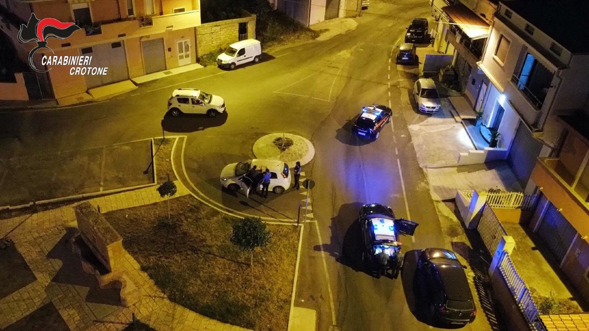 Evade dai domiciliari, scende dal bus a Farina: arrestato 20enne - 
