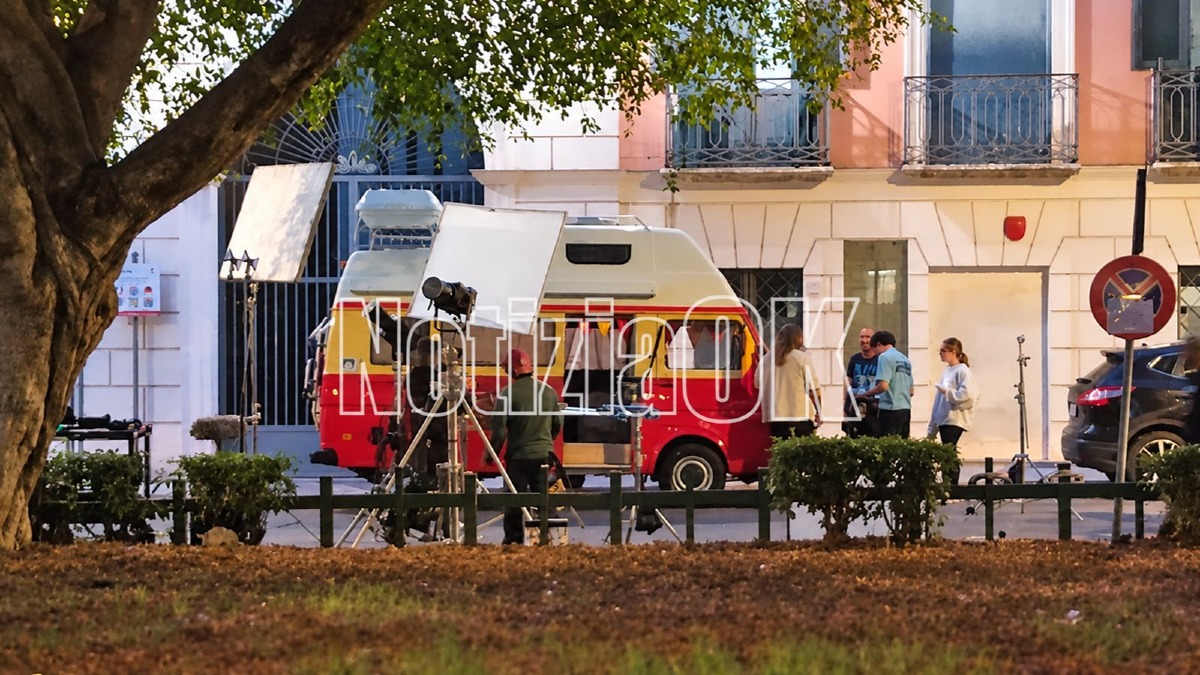 Crotone - Amici per caso 2, proseguono le riprese: set allestito in piazza Umberto I -   Foto Redazione