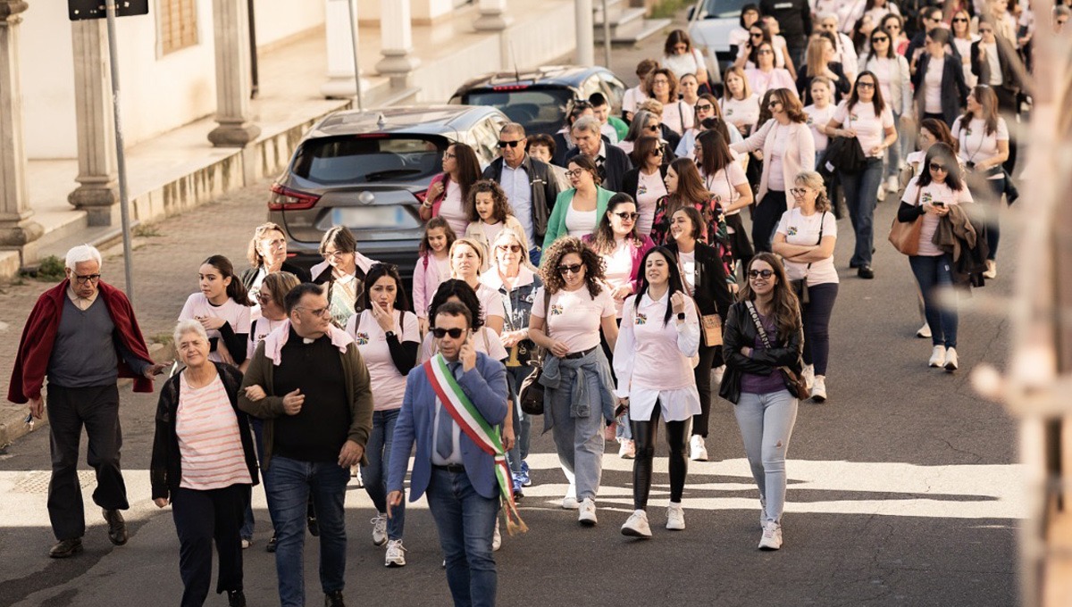Roccabernarda si veste di rosa, insieme per la prevenzione del tumore al seno - Foto: Un momento della passeggiata