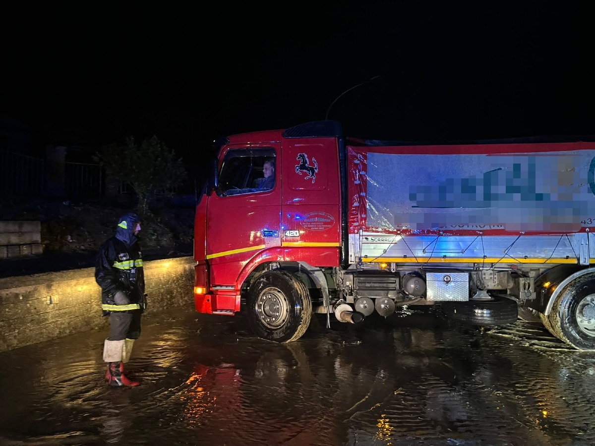 (VIDEO) Maltempo nel Crotonese, SS107 chiusa al traffico: auto in panne e soccorsi in azione -  Foto Uff Stampa Vigili del fuoco 