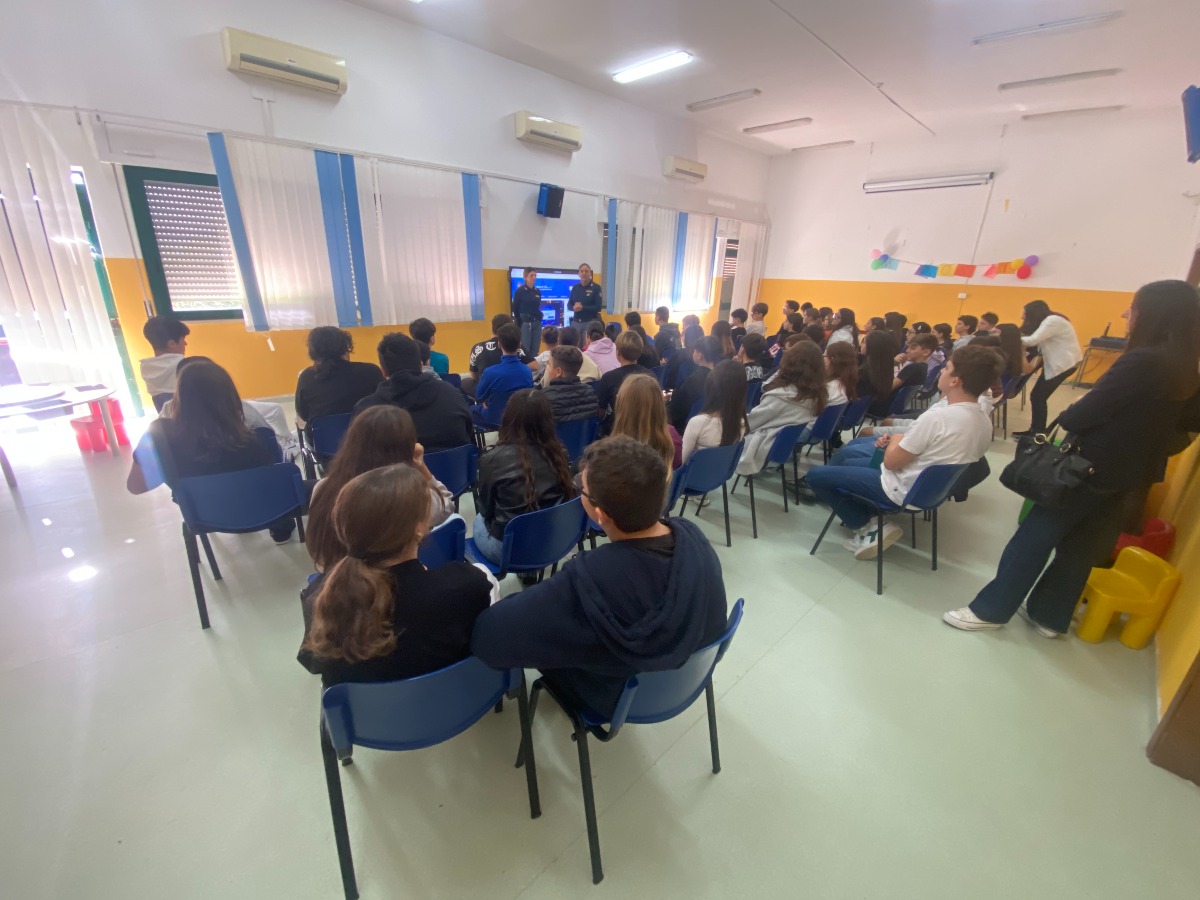 Crotone, la Polizia Postale incontra 100 studenti: bullismo e sextortion   - Foto Uff. Stampa Questura di Crotone 