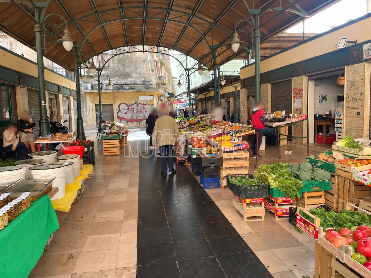 Trasporti bloccati, mercato in difficoltà a Crotone: frutta e verdura scarseggiano - Foto: Redazione 