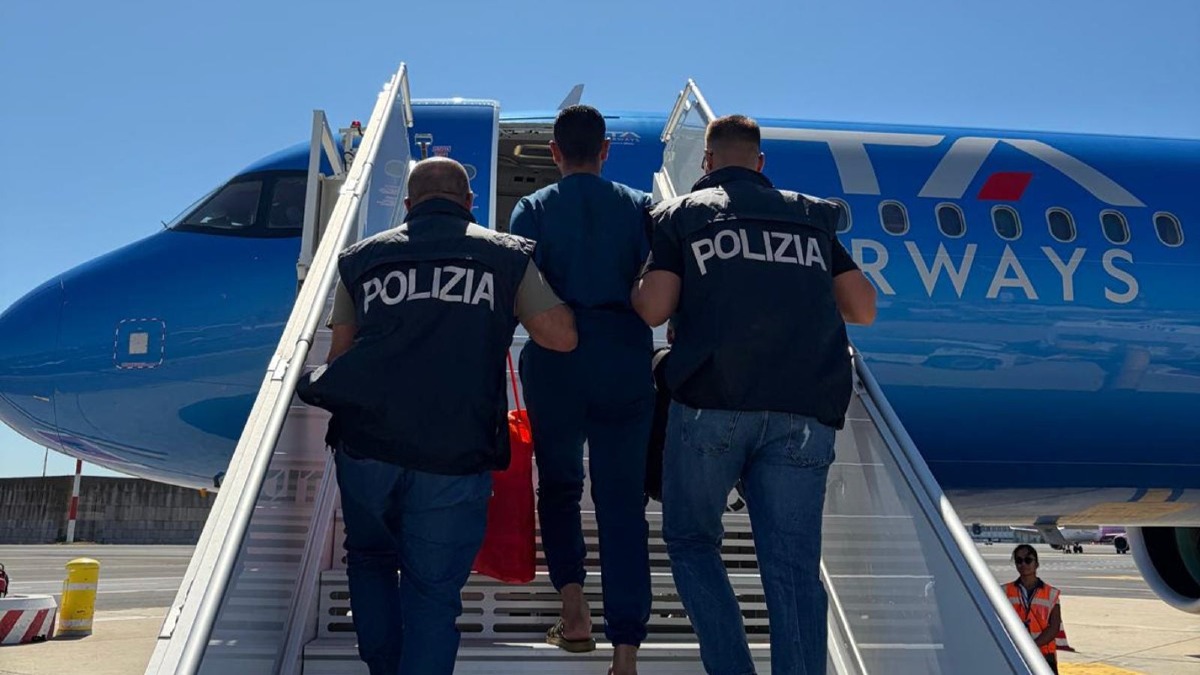 Crotone, rimpatriato un 25enne bengalese: divieto di rientro per tre anni