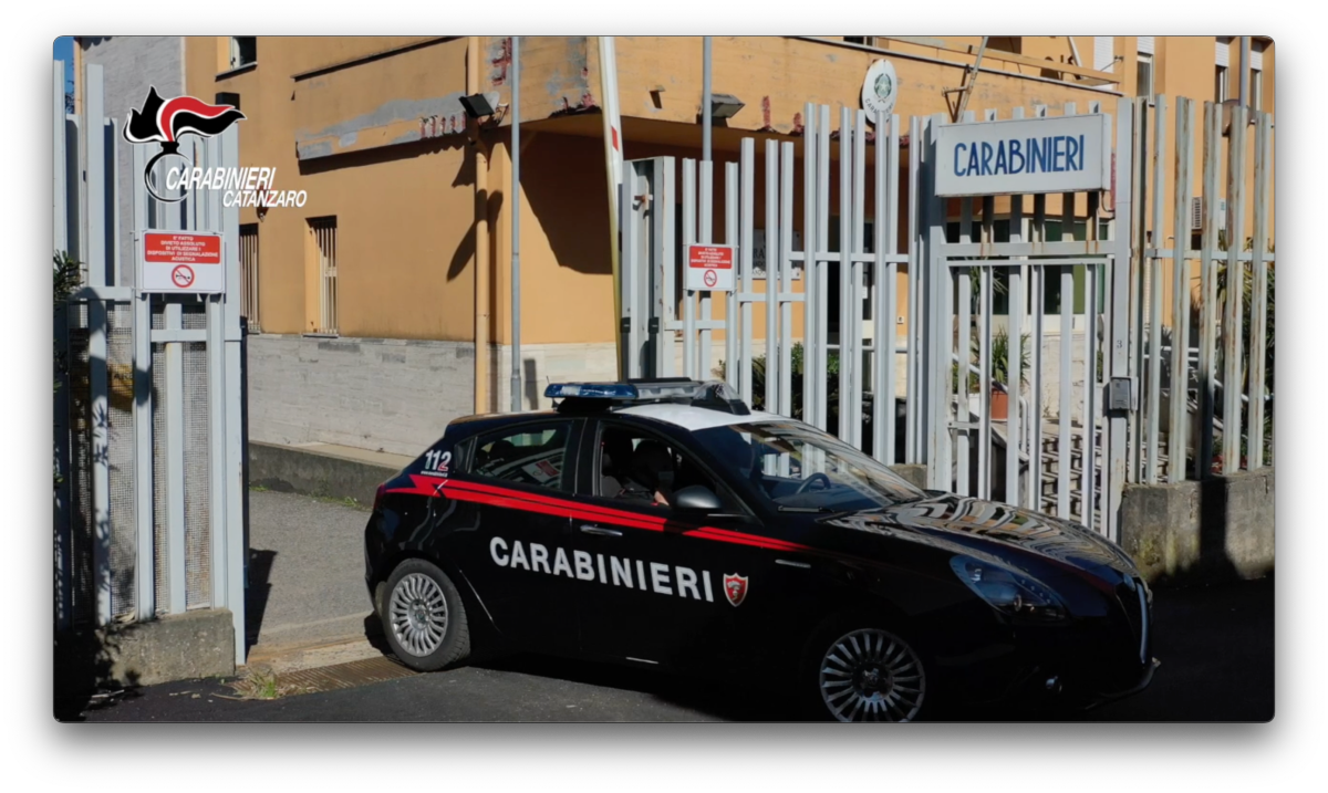 Scene da film al centro commerciale. Ruba i profumi e fugge, poi viene fermato - Foto: Ufficio stampa Carabinieri Catanzaro