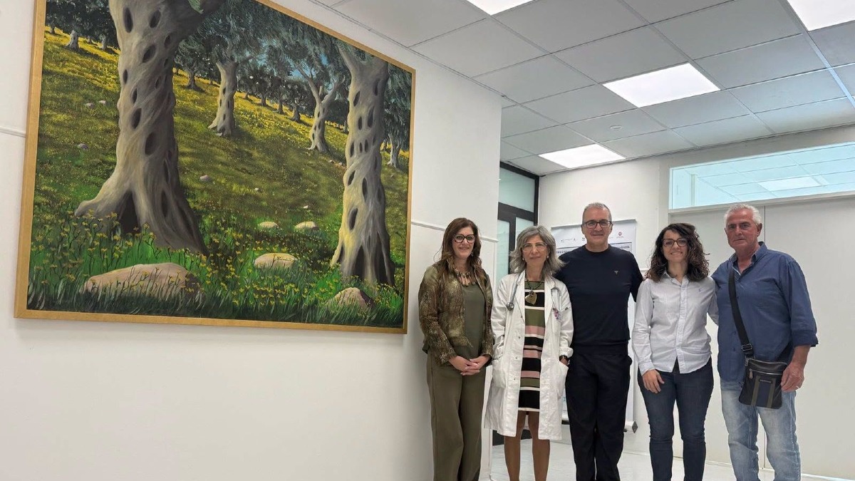 Cariati, un dipinto di Leonardo Montesanto dona bellezza al reparto di Medicina - Foto Uff. Stampa Comune di Cariati