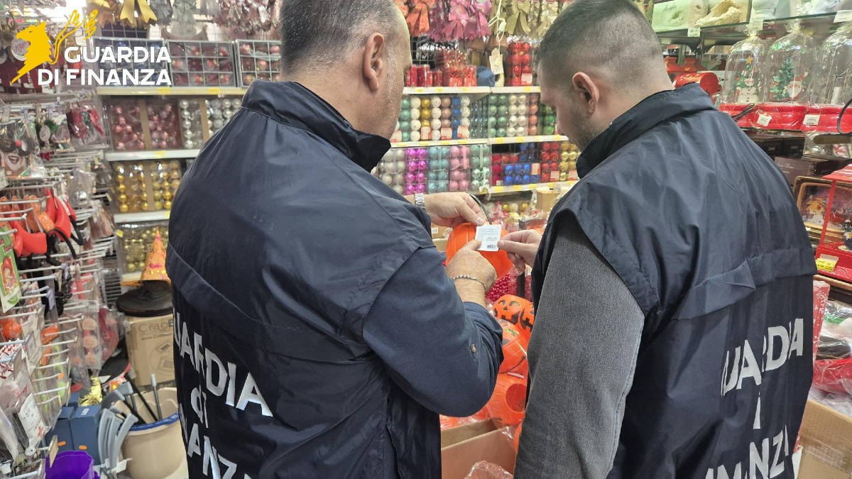 Catanzaro - Halloween, sequestrati oltre 30mila articoli pericolosi: multe per 100mila euro - Foto Uff. Stampa Guardia di finanza 