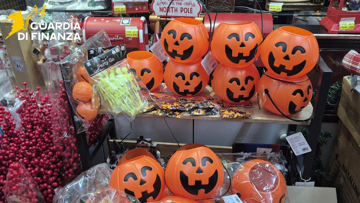 Calabria - Halloween, prodotti senza garanzie: maxi sequestro   - Foto Uff. Stampa Guardia di finanza 