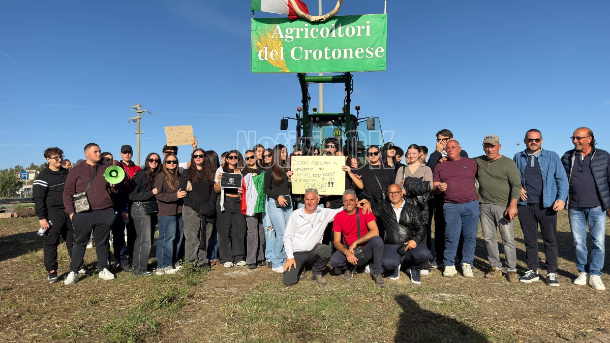 (VIDEO) Crotone - A Passovecchio gli studenti scendono in campo al fianco degli agricoltori - Foto: Redazione 