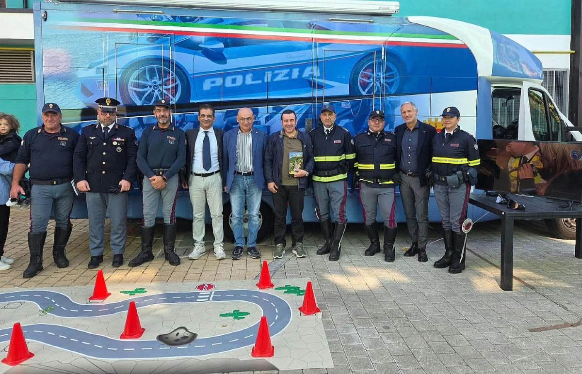 Trebisacce, il “Camper Azzurro” della Polizia Stradale incontra gli studenti - Foto: Uff. Stampa IC Trebisacce 