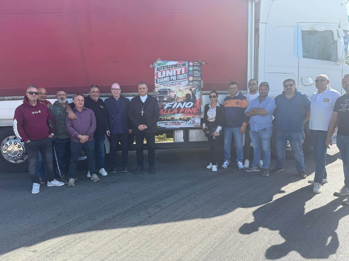 San Marco Argentano, il vescovo Rega in visita al sit-in di trasportatori e agricoltori - 