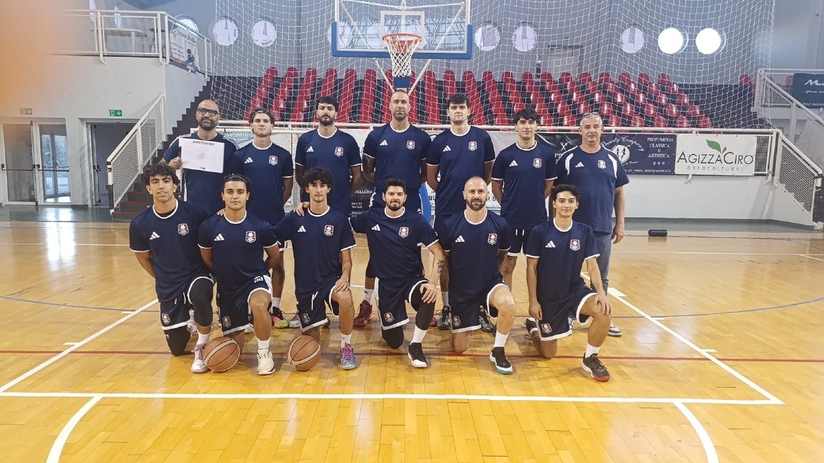 Pirossigeno Cosenza Basket, terza vittoria consecutiva: Mondragone battuto 98-70 - Foto Uff. Stampa Pirossigeno Cosenza Basket