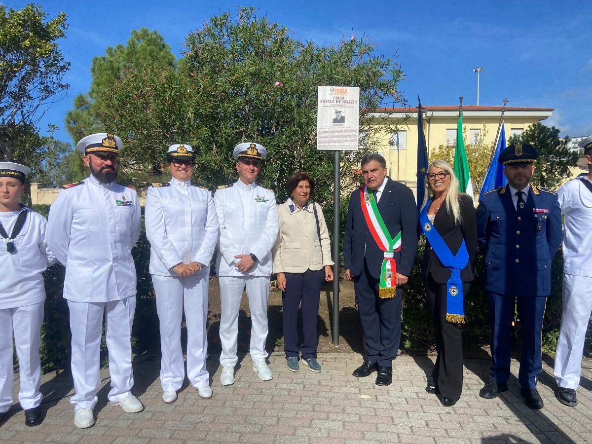 Paola, intitolato a Natale De Grazia lo spazio antistante la Capitaneria di Porto -  Foto Uff. Stampa Comune di Paola 