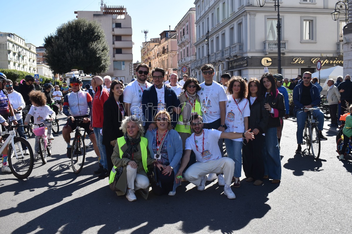 Crotone - Le immagini della StraSalute tra screening gratuiti e passeggiata in bici - Foto: Redazione