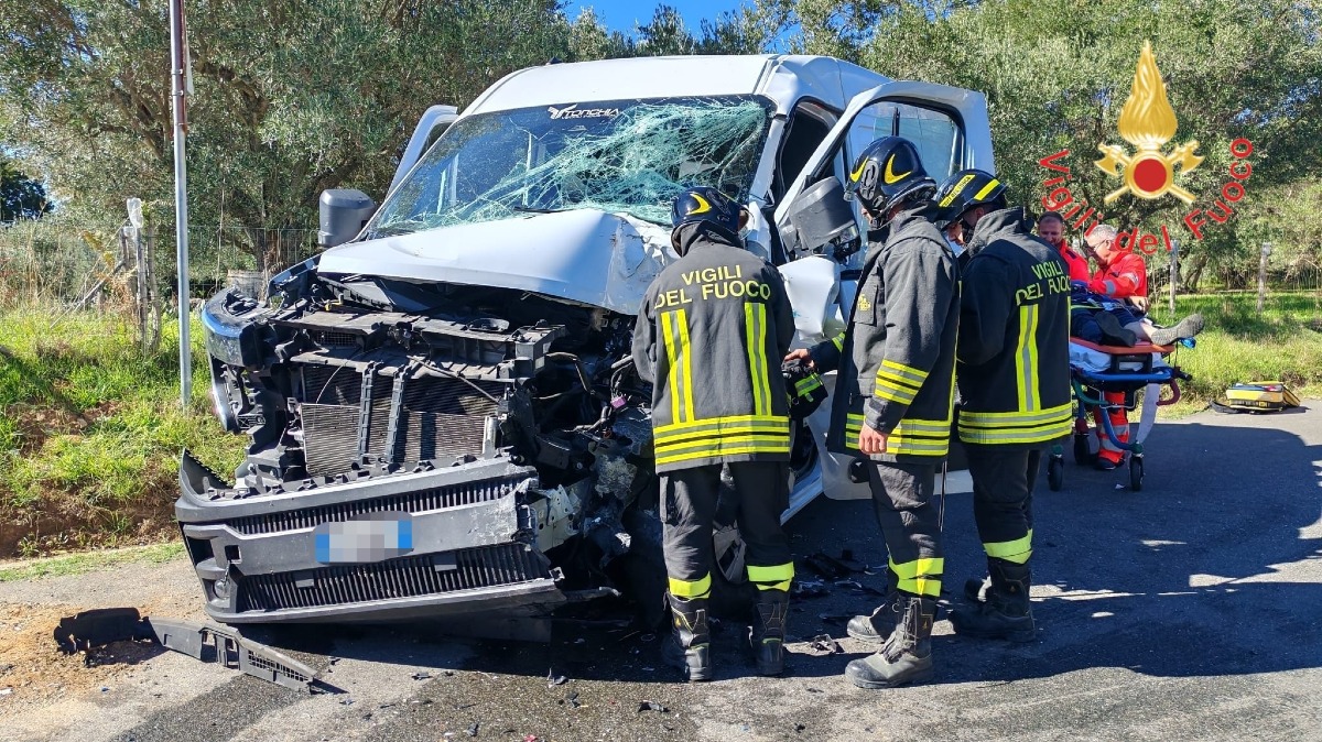 Incidente sulla SP 120, tre persone finiscono in ospedale - Foto Uff. Stampa Vigili del fuoco 