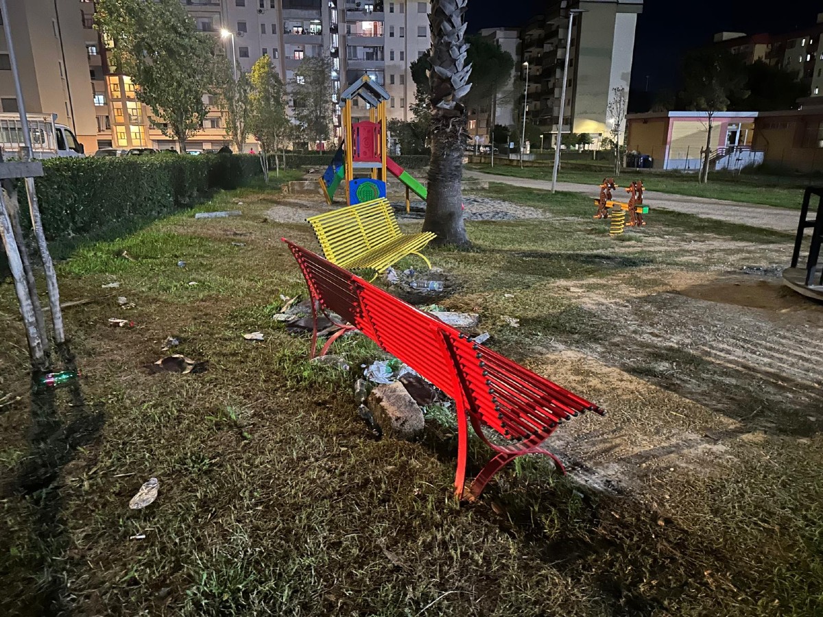 (Foto) Crotone - Rifiuti e luci spente al parco giochi di via Leoncavallo - 