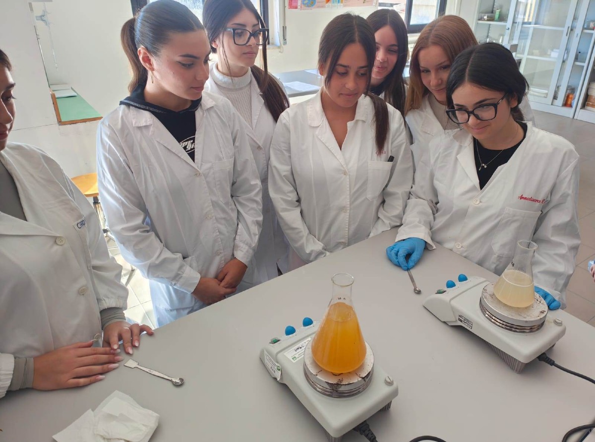 Corigliano-Rossano, al Majorana gli studenti realizzano un gel di Aloe vera - Foto: Uff. Stampa  IIS E. MAJORANA/CORIGLIANO-ROSSANO 