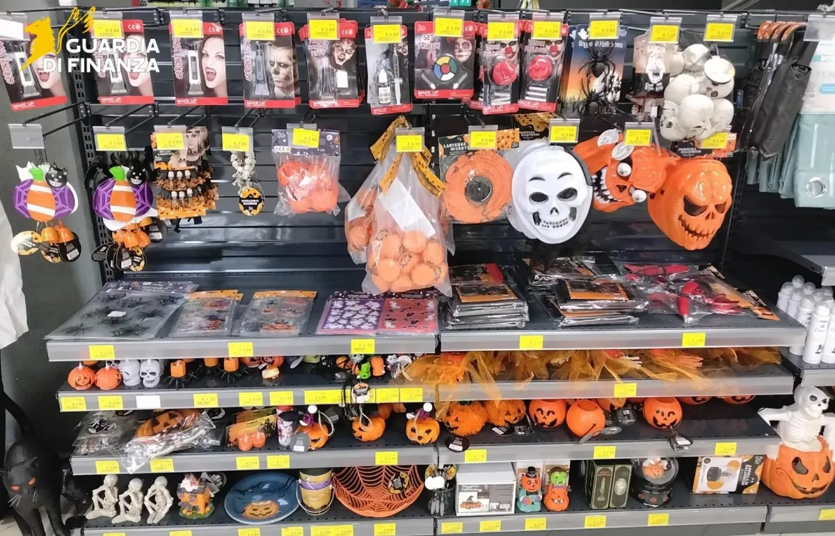 Cosenza, sequestrati 300mila articoli per Halloween: prodotti senza garanzie - Foto Uff Stampa Guardia di finanza