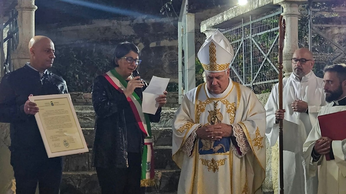 Gimigliano diventa “Civitas Mariae”, il decreto consegnato da Maniago -  Foto Uff stampa Diocesi di Catanzaro 