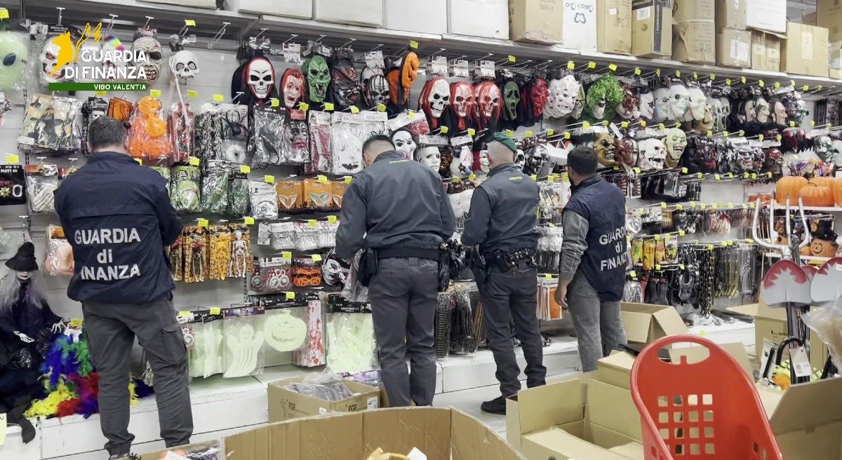 Calabria - Halloween, incursione delle Fiamme Gialle: sequestrati 3.444 prodotti irregolari