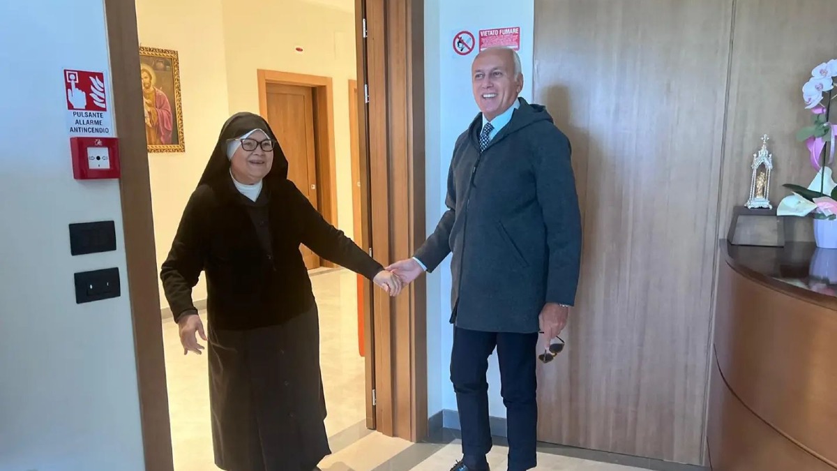 Cosenza, sopralluogo di Franz Caruso all’Istituto San Giuseppe: verifiche sulla scalinata - Foto Uff. Stampa Comune di Cosenza 