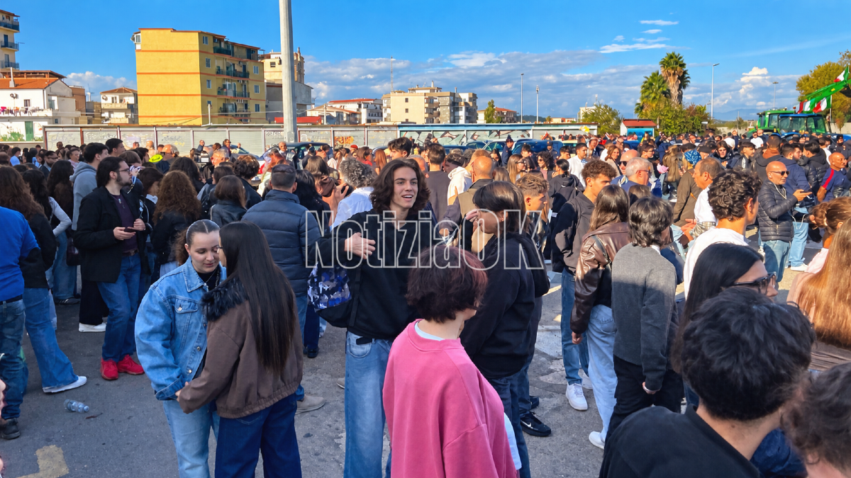 Crotone, Piazzale Nettuno gremita per la manifestazione del 30 ottobre: in piazza agricoltori e studenti - 