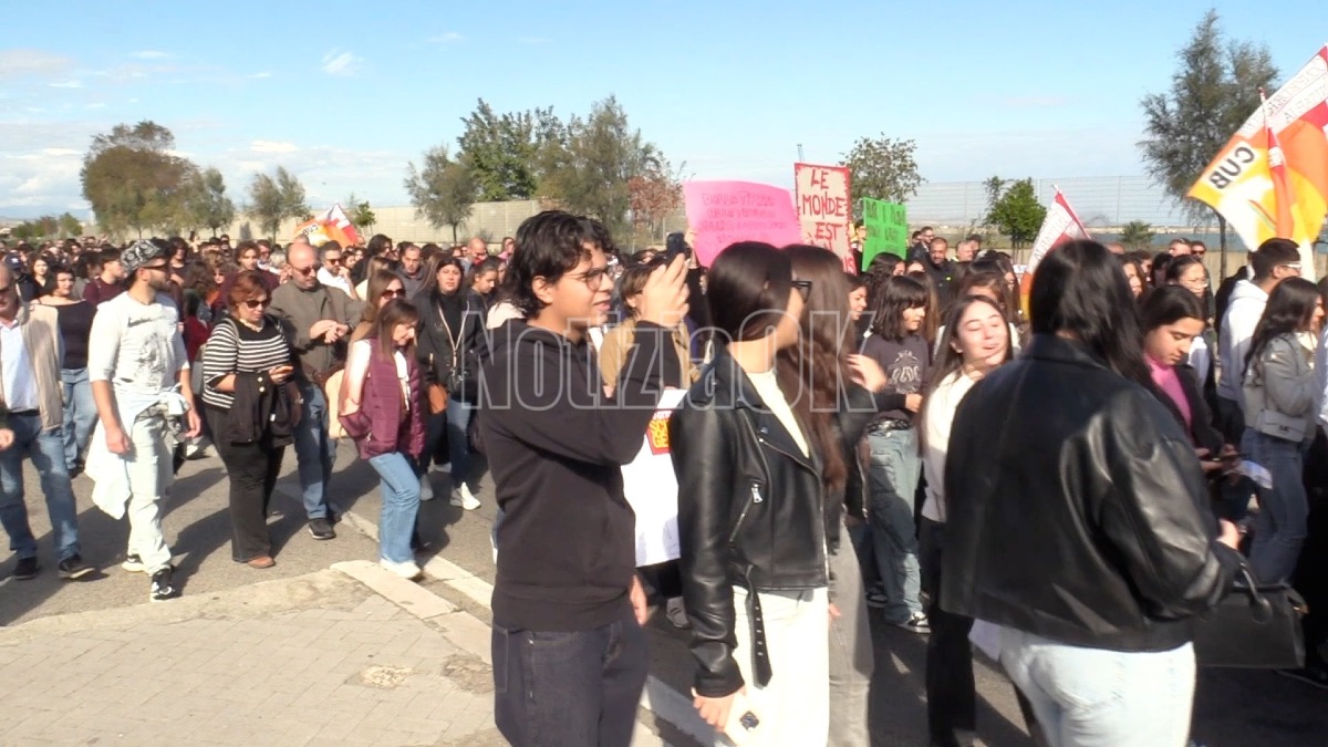 Il Pd di Crotone in piazza con gli studenti: «La partecipazione giovanile va valorizzata» - Foto: Redazione 