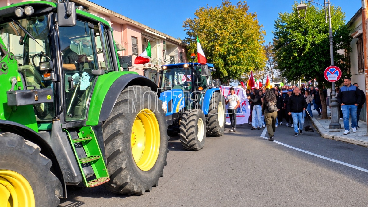 (VIDEO) Crotone, il corteo riempie le strade: agricoltori, studenti e lavoratori in piazza  - Foto: Redazione 