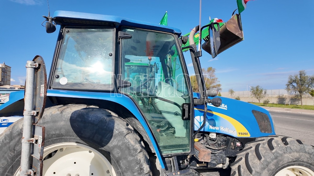 Catanzaro, duecento in corteo: «Più risorse per scuola e sanità» - Foto: Redazione 