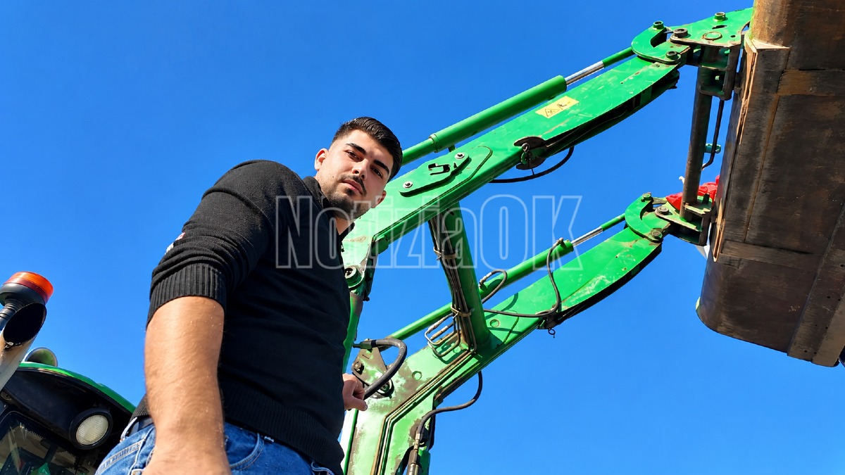 (VIDEO) Crotone, il trattore verde è il simbolo della protesta: «Non si arriva più a fine mese» - Foto: Redazione 