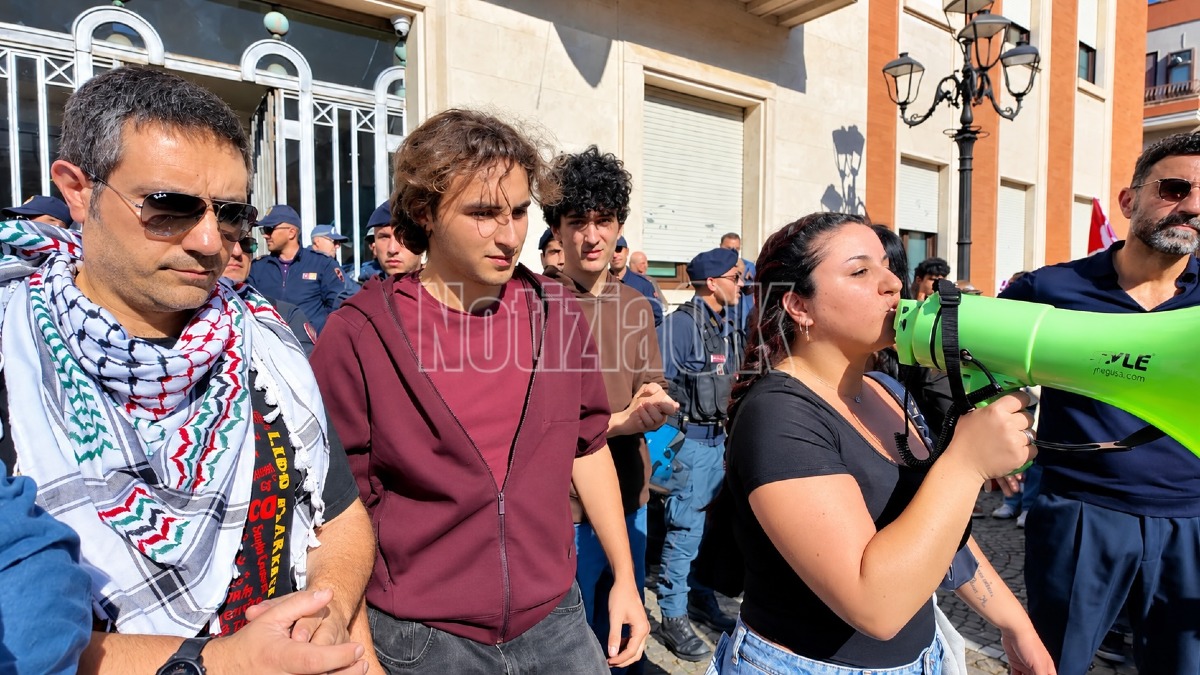 (VIDEO) Crotone, studenti in piazza accanto agli agricoltori: «Vogliamo il diritto di restare» - Foto: Redazione 