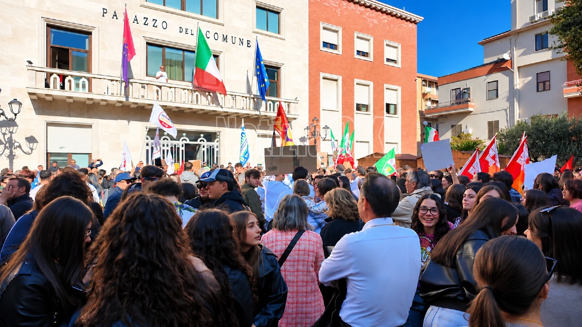 Crotone, corteo pacifico e grande partecipazione: «La città ha dimostrato di esserci» - Foto Redazione 