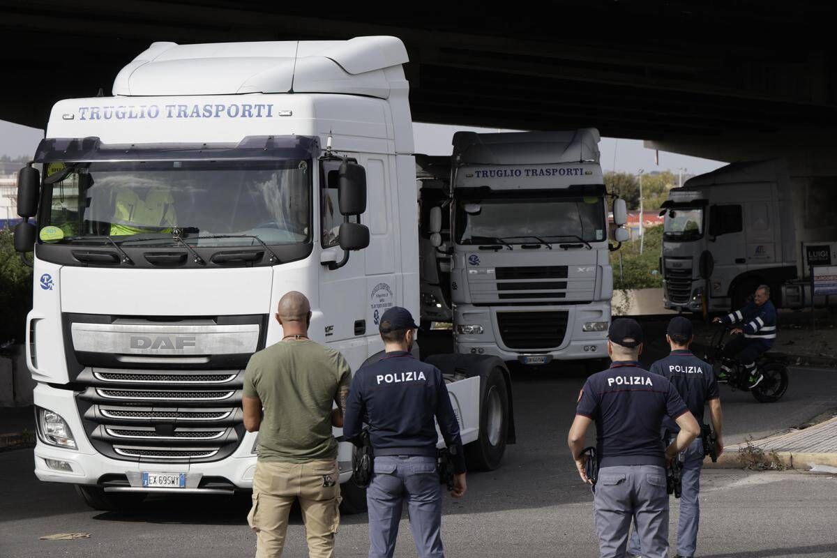 Protesta dei tir, stop ai blocchi in Campania: ripartono i rifornimenti. Il Garante invoca la precettazione - 
