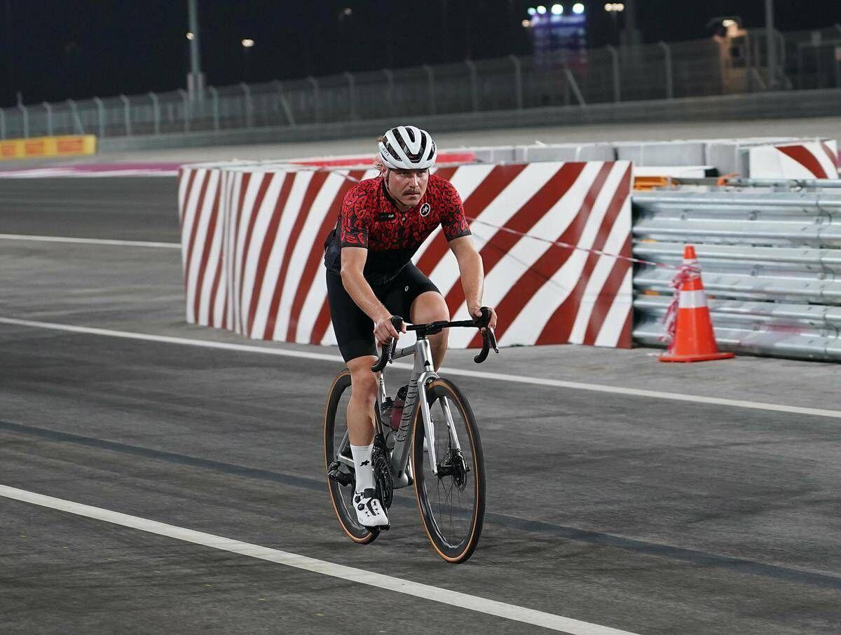Dalle quattro ruote ai pedali: Bottas va da Sepang a Singapore in bici - 