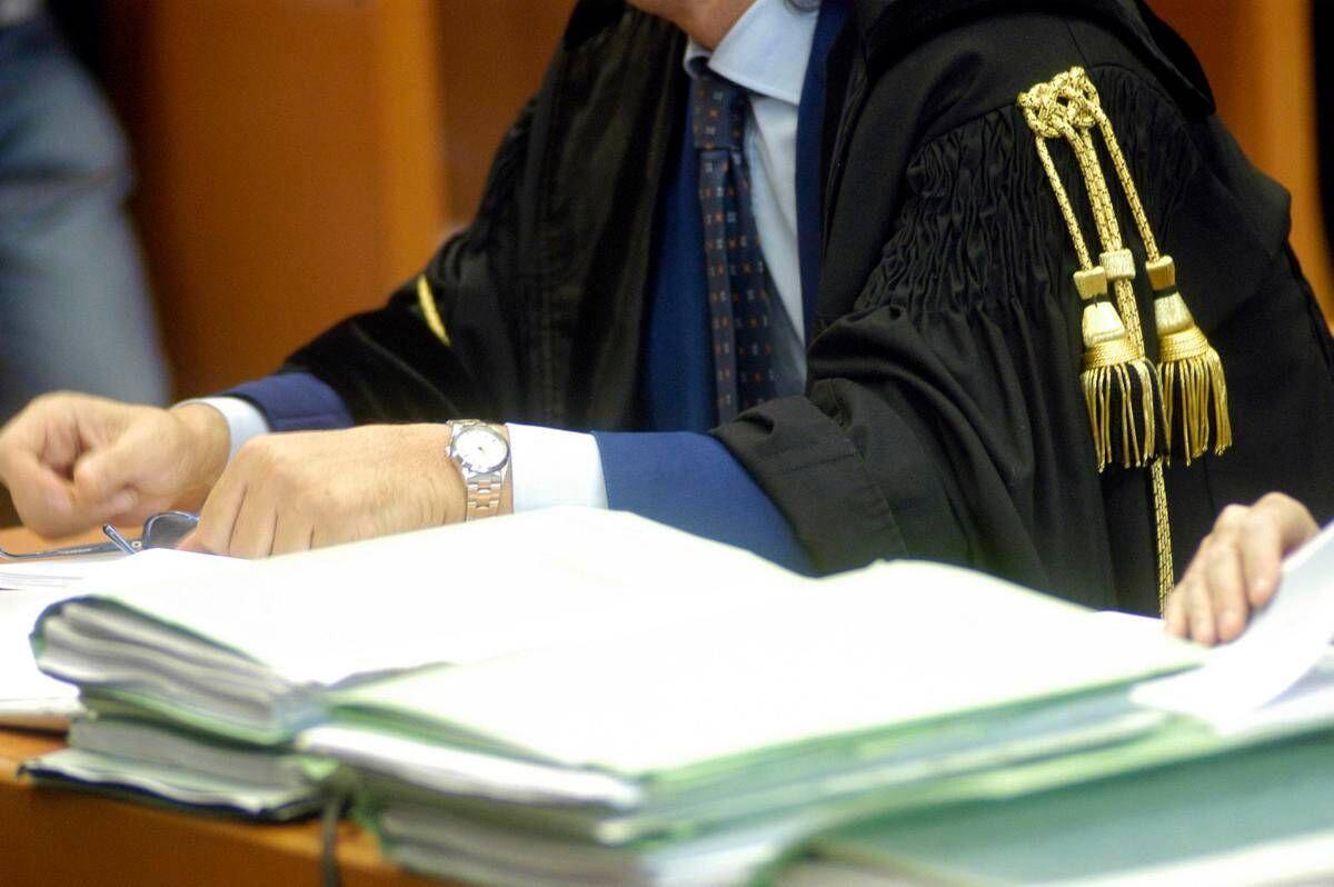 Cade sulle assi di legno al cimitero di Soffiano e si frattura anca e femore: risarcimento di oltre 30mila euro - 