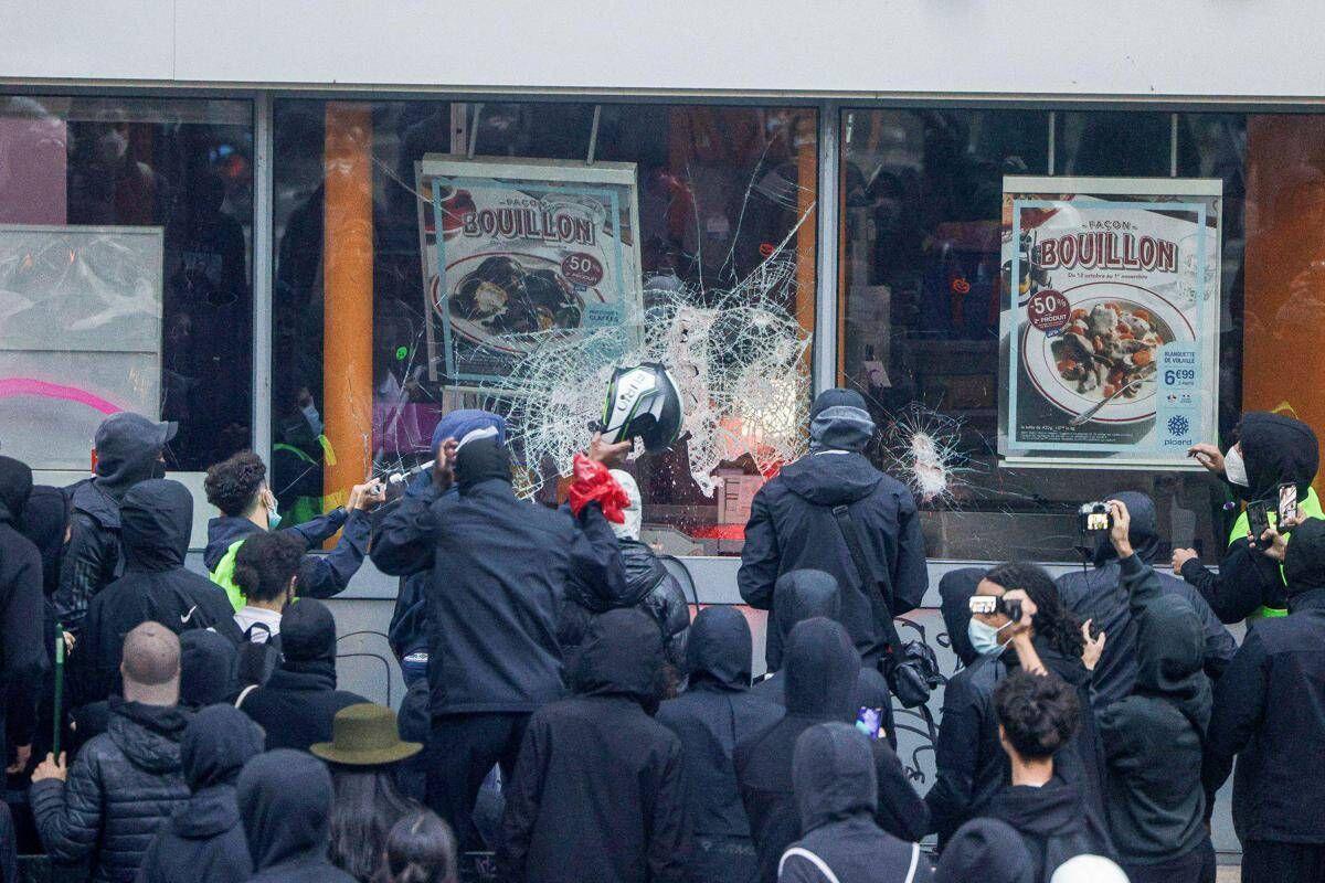 Francia, 855 fermi dopo disordini. Allarme da Parigi: "Non abbiamo risorse per contrastare i saccheggi" - 