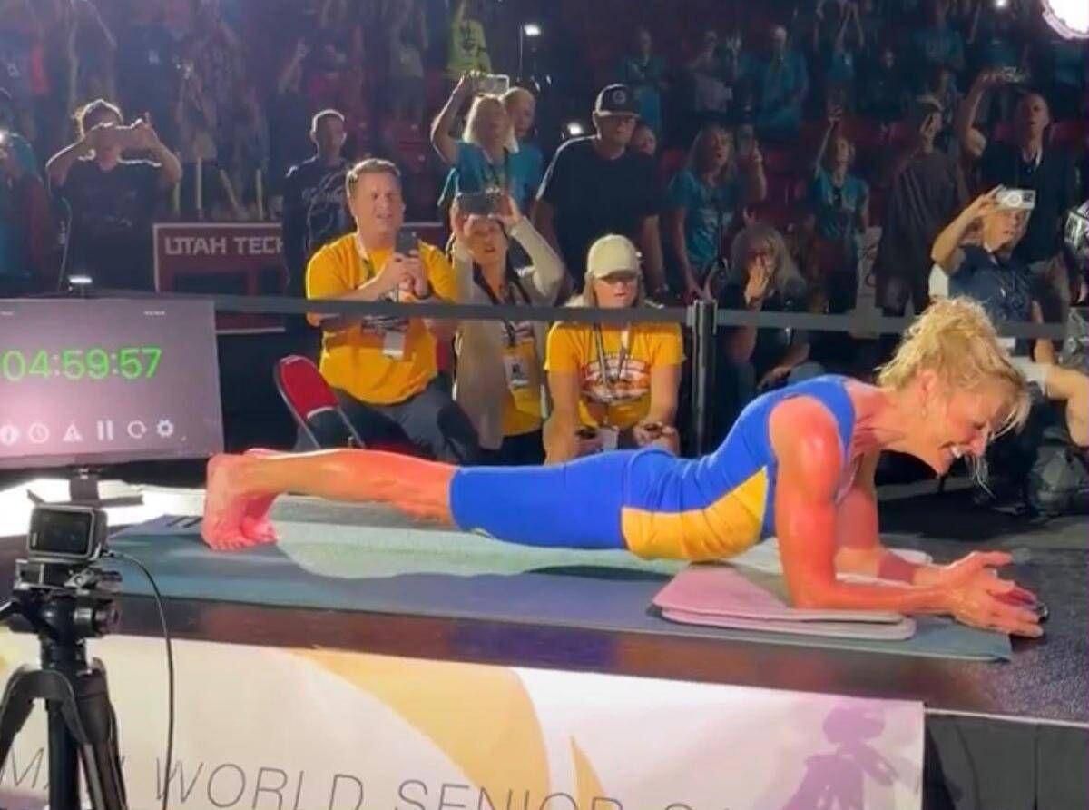 Cinque ore di... plank, 'super' atleta di 61 anni stabilisce il nuovo record del mondo - Video - 