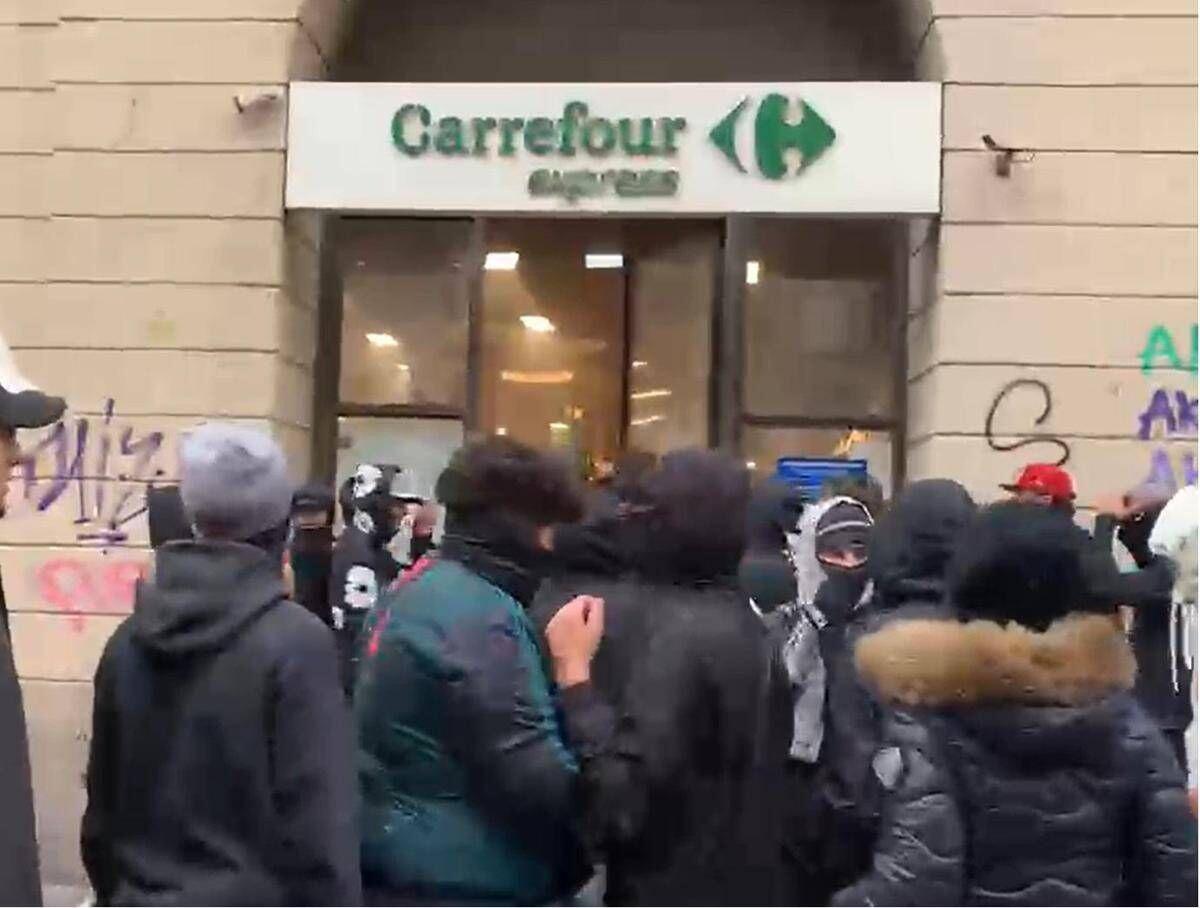 Milano ripiomba nel caos: vetrine sfondate, danneggiato un supermercato. In Questura 60 giovani. Meloni convoca per domani riunione su ordine pubblico - 
