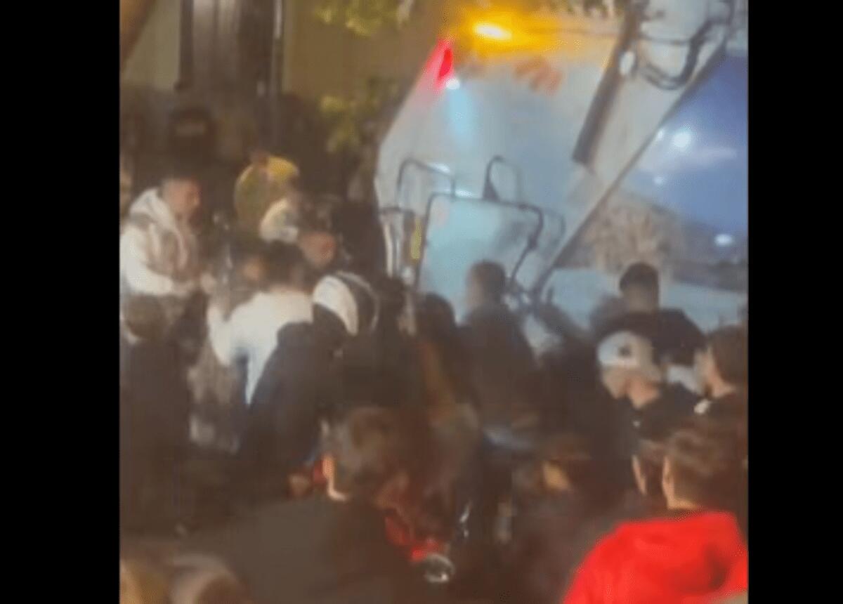Napoli, 50enne pestato da branco ragazzini e investito da camion rifiuti: rischia amputazione gamba - IL VIDEO - 