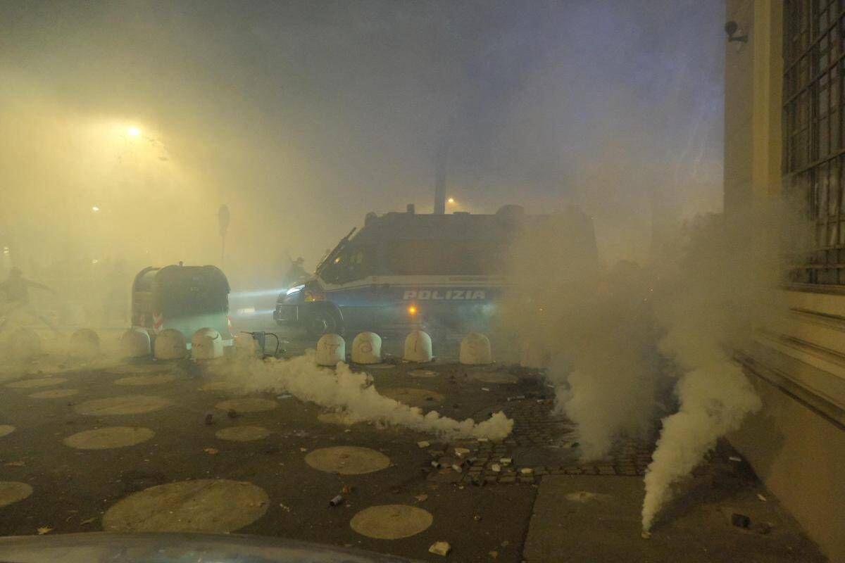 Scontri a corteo per sgombero Askatasuna, chieste 19 misure cautelari: tra i reati contestati anche tentato omicidio - 