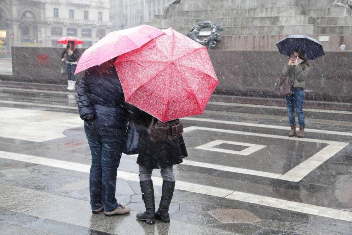 Meteo, weekend di freddo e maltempo: crollano le temperature, temporali e neve a 1.000 metri - 